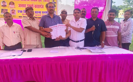 Kasganj news 25 सूत्रीय ज्ञापन मा0 मुख्यमंत्री को सम्बोधित तथा जनपदीय समस्याओं का ज्ञापन जिला विद्यालय निरीक्षक कासगंज को सौंपा गया ।
