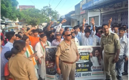 Kasganj news छात्रों पर लाठीचार्ज, राहुल गांधी की हिरासत के विरोध में हथकड़ी पहनकर निकले जिलाध्यक्ष, एनएसयूआई का प्रदर्शन 
