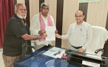 Kasganj news गंगा कटान एवं संभावित बाढ़ से बचाव हेतु मनरेगा बांध की मरम्मत और ऊंचाई बढ़ाने की मांग, बीडीओ गंजडुंडवारा को सौंपा ज्ञापन