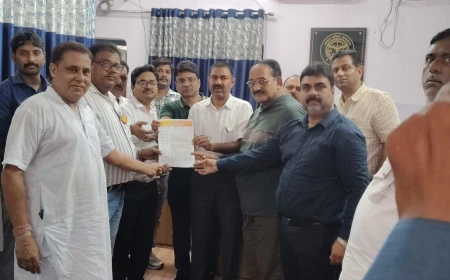 प्रदेश अध्यक्ष लोकेश अग्रवाल के आह्वान पर फर्रुखाबाद में व्यापारियों का शक्ति प्रदर्शन, डिप्टी कमिश्नर राज्यकर को सौंपा मांगपत्र।