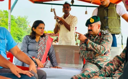 गंगा के बढ़ते जलस्तर पर प्रशासन सतर्क: डीएम डॉ. अंकुर लाठर और ब्रिगेडियर मनीष जैन ने मोटरबोट से किया किला घाट-रानी घाट का निरीक्षण