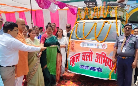 Kasganj news स्कूल चलो अभियान-2026‘‘ के द्वितीय चरण का शुभारम्भ  जनप्रतिनिधियों ने हरी झंडी दिखाकर किया 