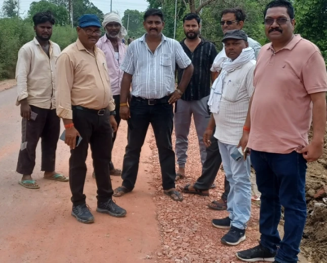 मारहरा–एटा मार्ग के चौड़ीकरण कार्य का शुभारंभ,  जेई व ठेकेदार रहे मौजूद