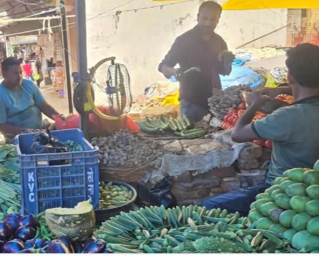 Farrukhabad News :  सब्जियों और मसालों के बढ़े दाम, रसोई का बजट बिगड़ा