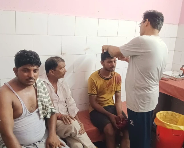 मोबाइल ग्राहक को लेकर खूनी बवाल! दो दुकानदार भिड़े, व्यापार मंडल जिला अध्यक्ष समेत चार घायल