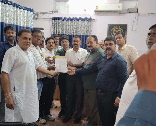 प्रदेश अध्यक्ष लोकेश अग्रवाल के आह्वान पर फर्रुखाबाद में व्यापारियों का शक्ति प्रदर्शन, डिप्टी कमिश्नर राज्यकर को सौंपा मांगपत्र।