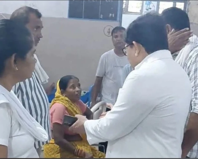 अस्पताल में CMS का छापा! गंदगी, बिना चादर के बेड और वार्ड में भीड़ देख भड़के 