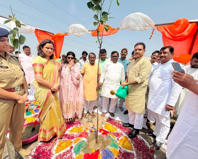 फर्रुखाबाद वृक्षारोपण महाकुंभ: एक दिन में 40.93 लाख पौधे रोपे