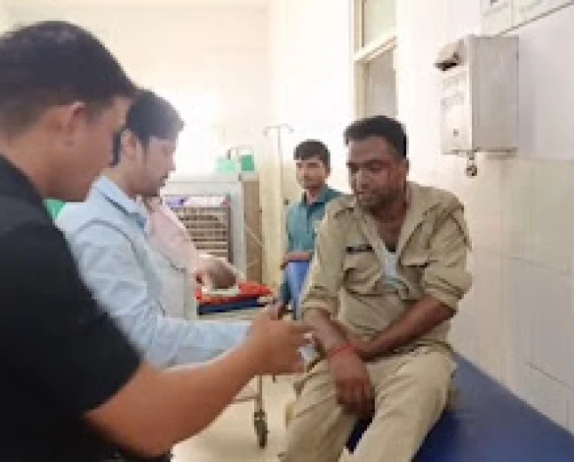 Kasganj news लकड़ी माफियाओं की गुंडई- अबैध पेड़ों के कटान पर गए वन कर्मी (बीट प्रभारी) को बंधक बनाकर पीटा, आगरा रेफर 