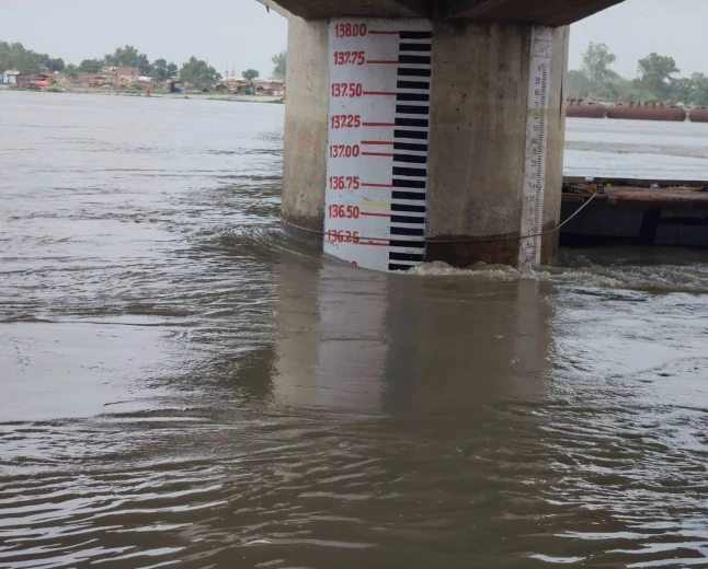 गंगा का बढ़ता जलस्तर, पांचाल घाट से पंडों ने सुरक्षित स्थानों पर पहुंचाया सामान