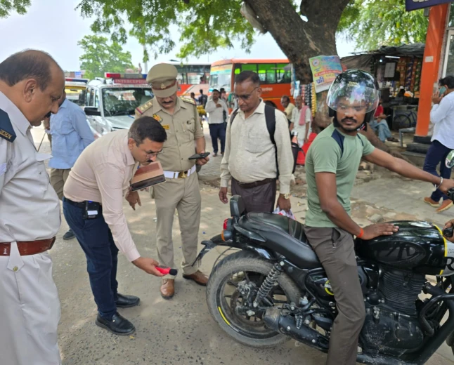 धम-धम' बुलेट और प्रेशर हॉर्न पर चला प्रशासन का डंडा, 3 ट्रक सीज, 4 बुलेटों पर ₹87 हजार का जुर्माना