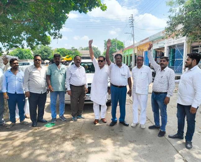 बढ़ती महंगाई के विरोध में उद्योग व्यापार प्रतिनिधि मंडल का धरना-प्रदर्शन, राष्ट्रपति के नाम सौंपा ज्ञापन