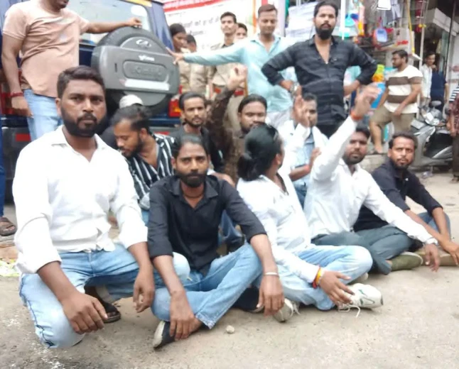 बिजली कटौती और गलत बिलों के विरोध में व्यापारियों का प्रदर्शन