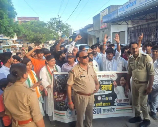 Kasganj news छात्रों पर लाठीचार्ज, राहुल गांधी की हिरासत के विरोध में हथकड़ी पहनकर निकले जिलाध्यक्ष, एनएसयूआई का प्रदर्शन 
