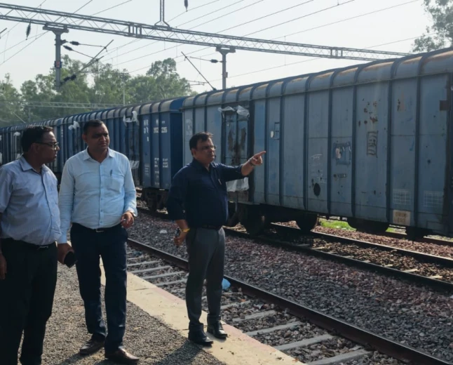 Etah News : रेलवे से बिना मंडी शुल्क 24,900 कुंतल मक्का भेजने का भंडाफोड़, ₹8.72 लाख का जुर्माना