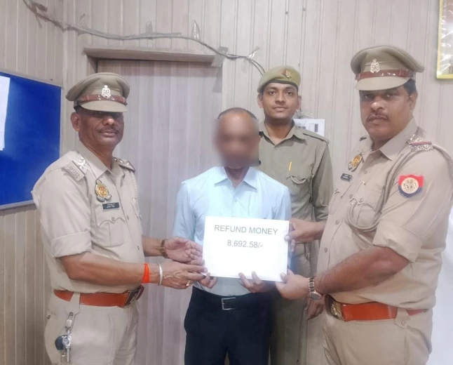 एटा पुलिस ने साइबर क्राइम टीम द्वारा 8,692.58 रुपए की  धनराशि पीड़ित के खाते में कराई गई वापस