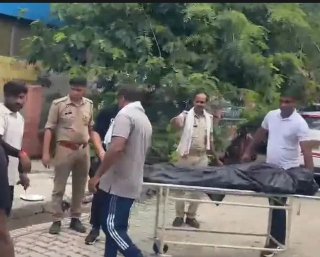 काशी से लौट रहा था परिवार, हाईवे पर बरसी गोलियां! फर्रुखाबाद में रियल एस्टेट कारोबारी की दिनदहाड़े हत्या से सनसनी, जमीन विवाद पर टिकी जांच 
