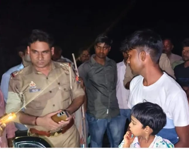 तमंचे के बल पर दंपती से जेवर-नकदी लूटी, मासूम को बनाया बंधक