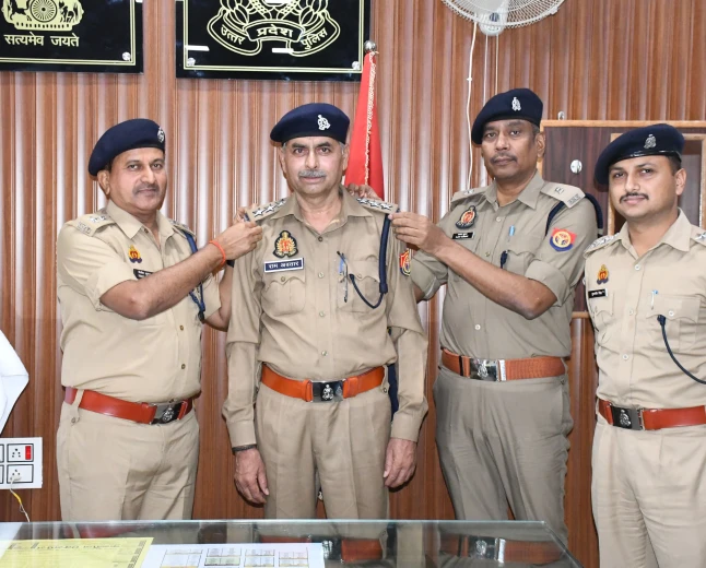 निरीक्षक राम अवतार पुलिस उपाधीक्षक (DYSP) पद पर पदोन्नत, अधिकारियों ने स्टार लगाकर किया सम्मानित