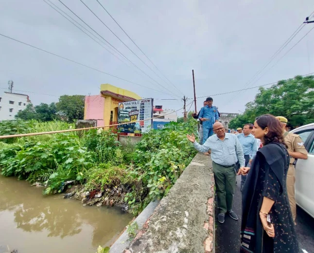 डीएम ने नालों, एसटीपी और गौशाला का किया निरीक्षण, लापरवाही पर सख्त चेतावनी