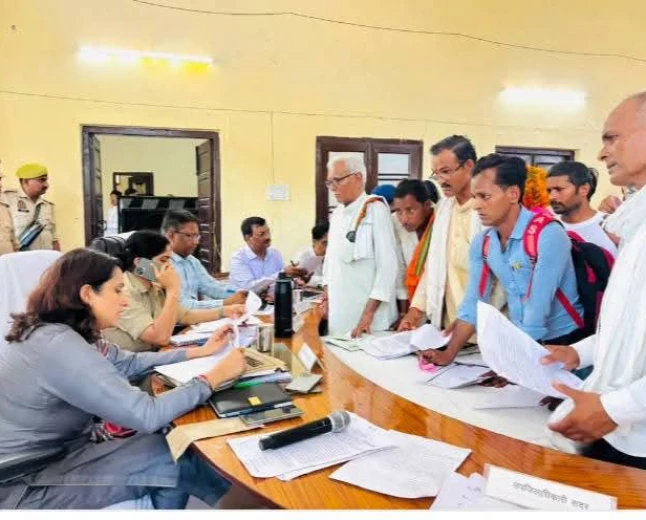 संपूर्ण समाधान दिवस में उमड़ी फरियादियों की भीड़, 79 शिकायतें दर्ज; मौके पर सिर्फ दो  हुआ निस्तारण