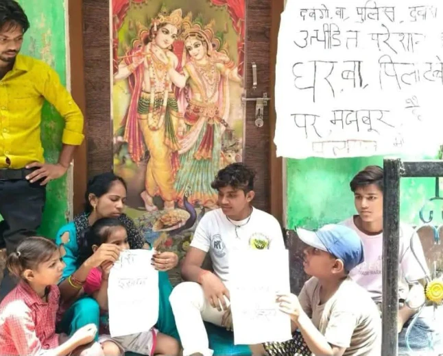 न्याय की चौखट पर टूटा भरोसा! पीड़िता ने घर पर टांगा 'मकान बिकाऊ' का पोस्टर, बोली— अब पलायन ही आखिरी रास्ता