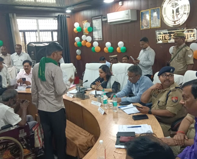 संपूर्ण समाधान दिवस में डीएम का सख्त संदेश: शिकायतों में लापरवाही बर्दाश्त नहीं, निस्तारण के दिए कड़े निर्देश