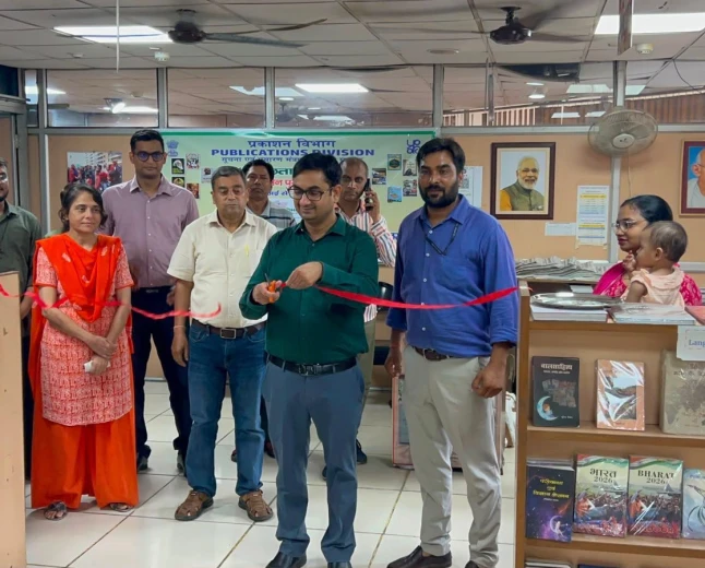 प्रकाशन विभाग द्वारा लखनऊ में प्री-मॉनसून पुस्तक प्रदर्शनी का शुभारंभ, पुस्तकों पर 90% तक की विशेष छूट