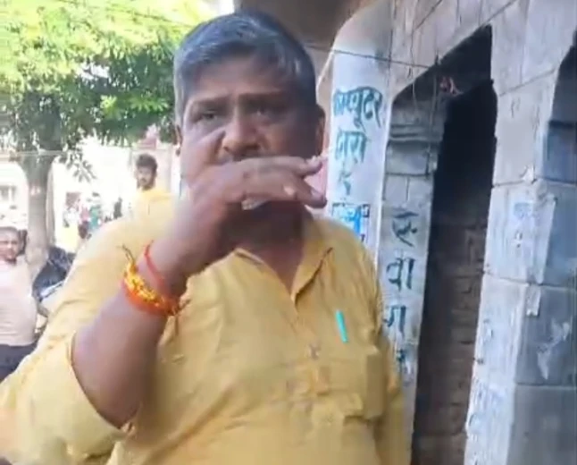 भाजपा नेता की दबंगई एक दर्जन से ज़्यादा गुंडों के बल पर अवैध कब्ज़ा करने का प्रयास दुकानों के ताले तोड़ने व जान से मारने की दी धमकी