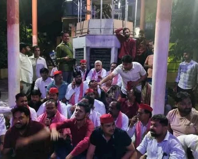 दिल्ली में अखिलेश यादव की हिरासत के विरोध में फर्रुखाबाद में सपा का धरना-प्रदर्शन