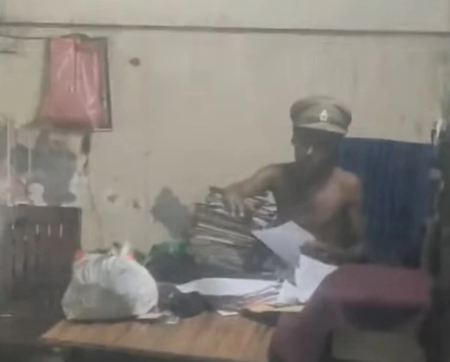 दरोगा की टोपी पहन शराबी बना चौकी इंचार्ज, सरकारी फाइलें खंगालीं, पुलिस चौकी में मचाया उत्पात