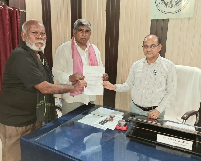 Kasganj news गंगा कटान एवं संभावित बाढ़ से बचाव हेतु मनरेगा बांध की मरम्मत और ऊंचाई बढ़ाने की मांग, बीडीओ गंजडुंडवारा को सौंपा ज्ञापन