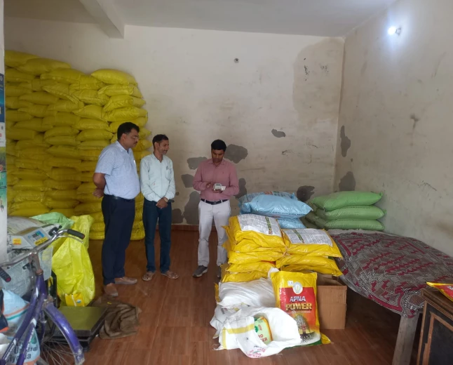 उर्वरक विक्रेताओं पर जिला प्रशासन की बड़ी कार्रवाई: 5 को कारण बताओ नोटिस, 3 लाइसेंस निलंबित