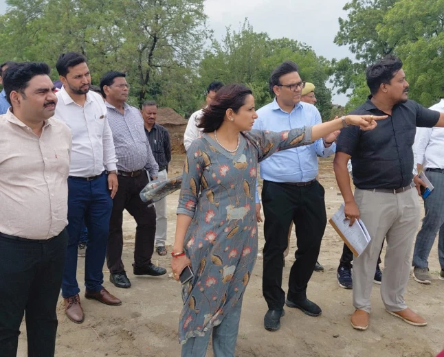 बाढ़ को लेकर फर्रुखाबाद प्रशासन अलर्ट, डीएम डॉ. अंकुर लाठर ने NDRF तैयारियों का लिया जायजा