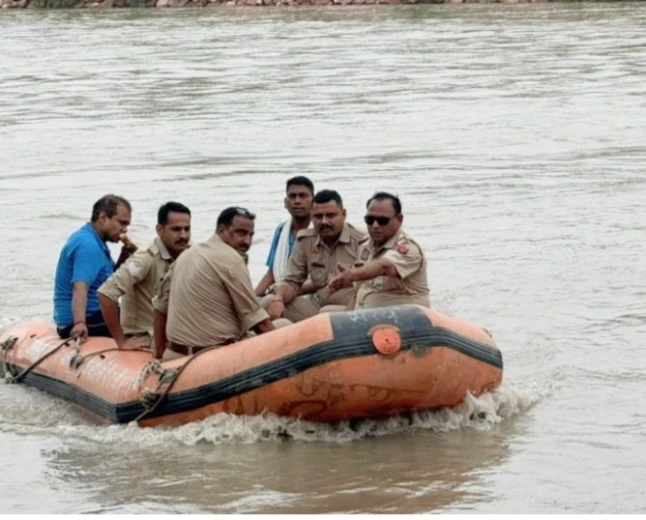 Kasganj news हजारा नहर में कूदे युवक का 48 घंटे बाद भी नहीं चला पता, रेस्क्यू ऑपरेशन जारी।