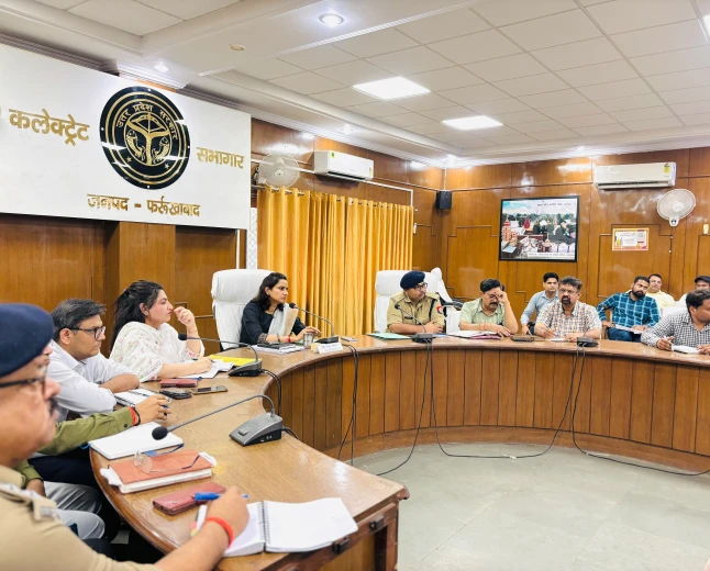 10 दिन में पूरी करें फायर, बिजली और भवन सुरक्षा के मानक, वरना होगी कार्रवाई: डीएम