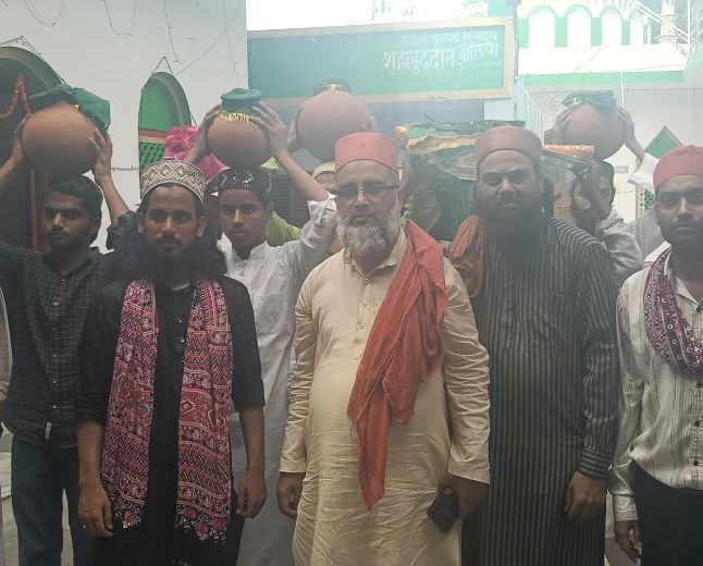 सूफियाना रंग में डूबा उर्स: चादर पेश होते ही गूंजी दुआएं, कव्वाली पर झूमे हजारों जायरीन