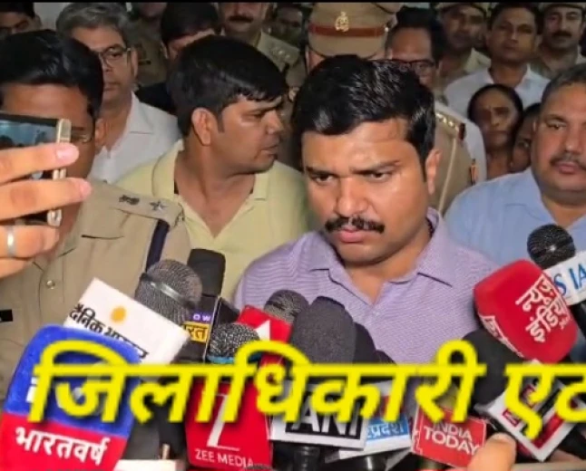 Etah News : सड़क किनारे खड़ी रोडवेज बस में तेज रफ्तार कैंटर की भीषण टक्कर, पांच यात्रियों की मौत, 11 घायल