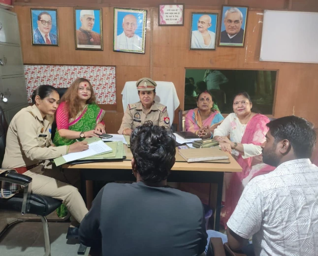 Kasganj news काउंसिलिंग और सार्थक प्रयास से एक परिवार मतभेद भुलाकर आपसी सहमति से एक साथ रहने को हुआ राजी ।