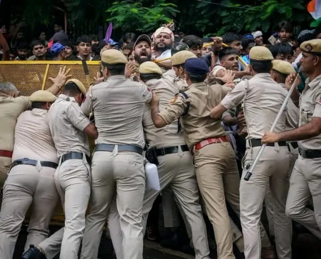 जंतर-मंतर पर युवाओं पर लाठीचार्ज से मचा बवाल, लोकतंत्र पर उठे सवाल! 'आवाज़ दबाने की कोशिश बर्दाश्त नहीं'