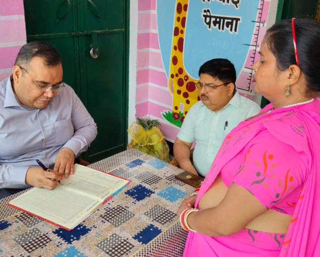 Kasganj news आंगनबाड़ी केंद्र का जिलाधिकारी ने किया स्थलीय निरीक्षण।