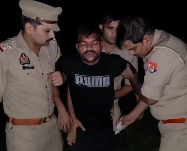 Etah News : पुलिस मुठभेड़ में लुटेरा पैर में गोली लगने से घायल, अवैध तमंचा, चोरी की बाइक व लूट का सामान बरामद