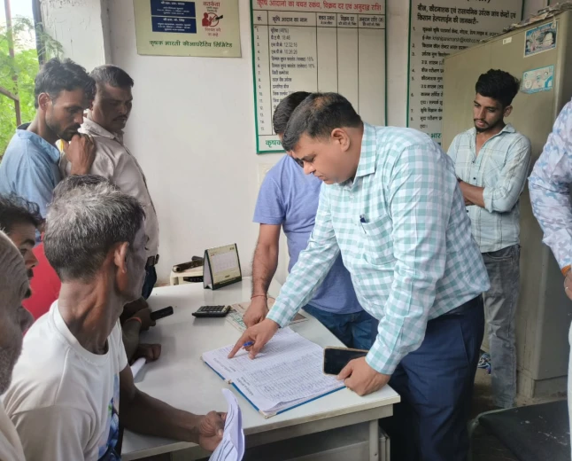 डीएम अरविन्द सिंह के निर्देश पर उर्वरक विक्रय केंद्रों का सघन निरीक्षण, किसानों को निर्धारित मूल्य पर खाद उपलब्ध कराने के निर्देश