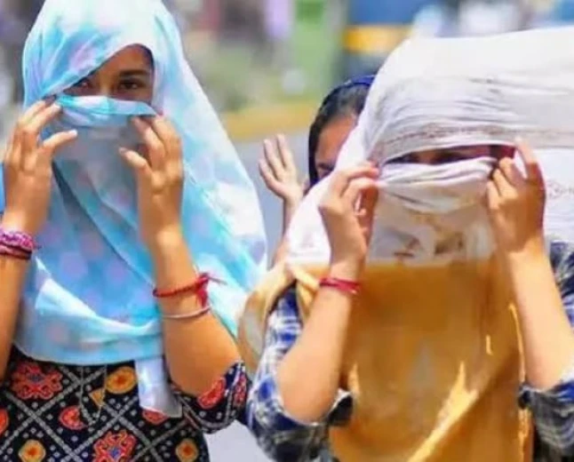 बारिश के बाद निकली चिलचिलाती धूप ने बढ़ाई उमस, गर्मी से दिनभर बेहाल रहे लोग