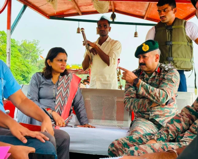 गंगा के बढ़ते जलस्तर पर प्रशासन सतर्क: डीएम डॉ. अंकुर लाठर और ब्रिगेडियर मनीष जैन ने मोटरबोट से किया किला घाट-रानी घाट का निरीक्षण