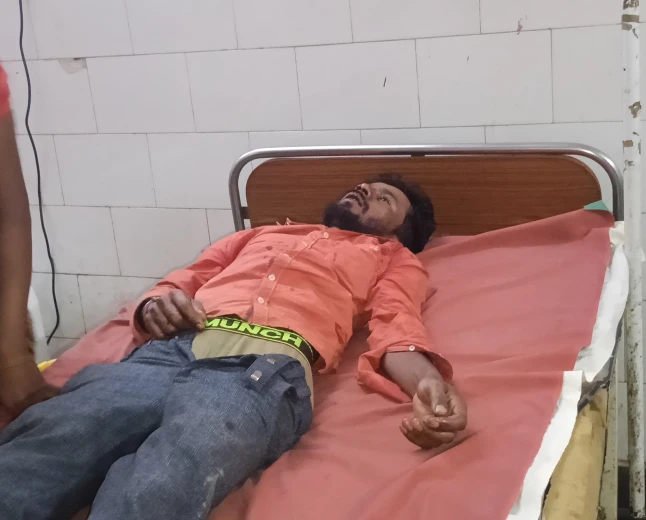 बाजार में दबंगई का तांडव! युवक को दौड़ा-दौड़ाकर पीटा, पुलिस पर कार्रवाई न करने का आरोप