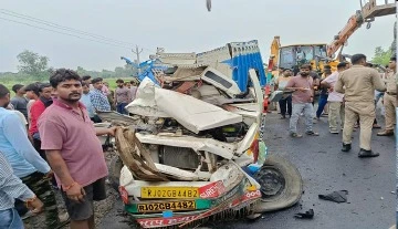 Kasganj News : मैक्स पिकअप और ट्रक की आमने-सामने टक्कर, तीन की मौत, बीस घायल