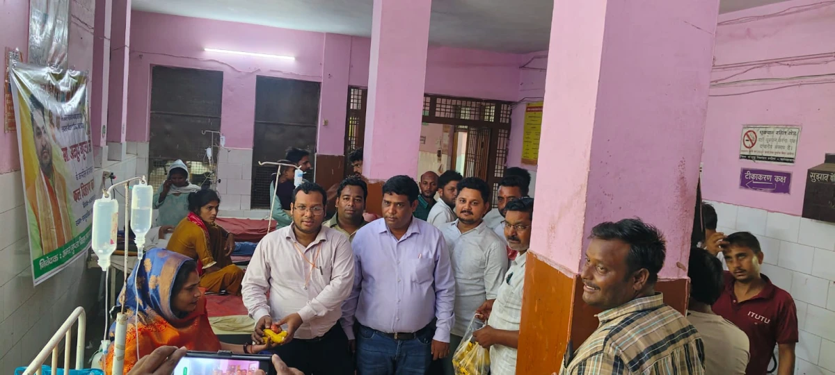एमएलसी अनूप गुप्ता के जन्मदिन पर अस्पताल में गर्भवती महिलाओं और प्रसूताओं को बांटे फल