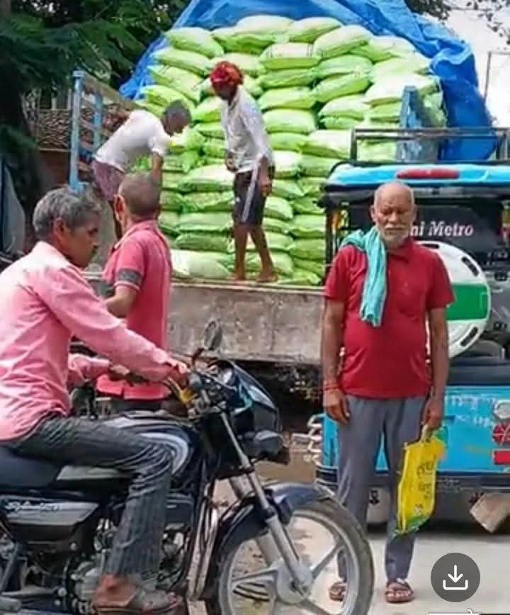 कायमगंज में यूरिया का संकट: किसानों से मनमानी वसूली और लंबी कतारें