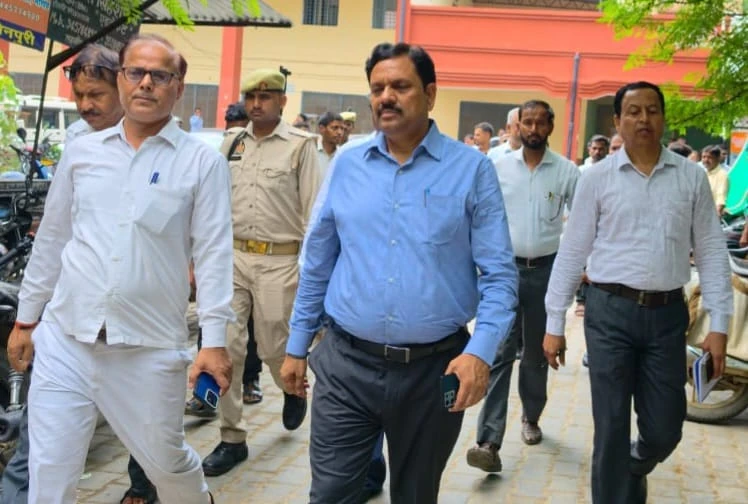 भोगांव तहसील निरीक्षण: डीएम ने खामियों पर लगाई फटकार, दिए सुधार के निर्देश